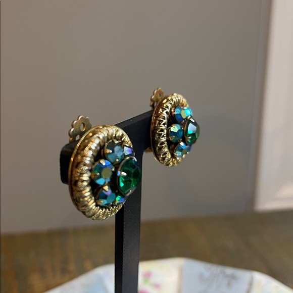 1950’s Green Aurora Borealis Gold Tone Brooch & Clip-on Earrings Set - Picture 4 of 9